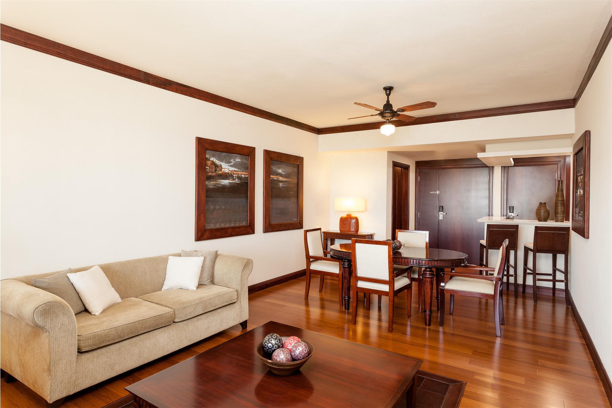 Sheraton Colonia Golf&Spa Resort Colonia del Sacramento Zewnętrze zdjęcie A living room with a ceiling fan