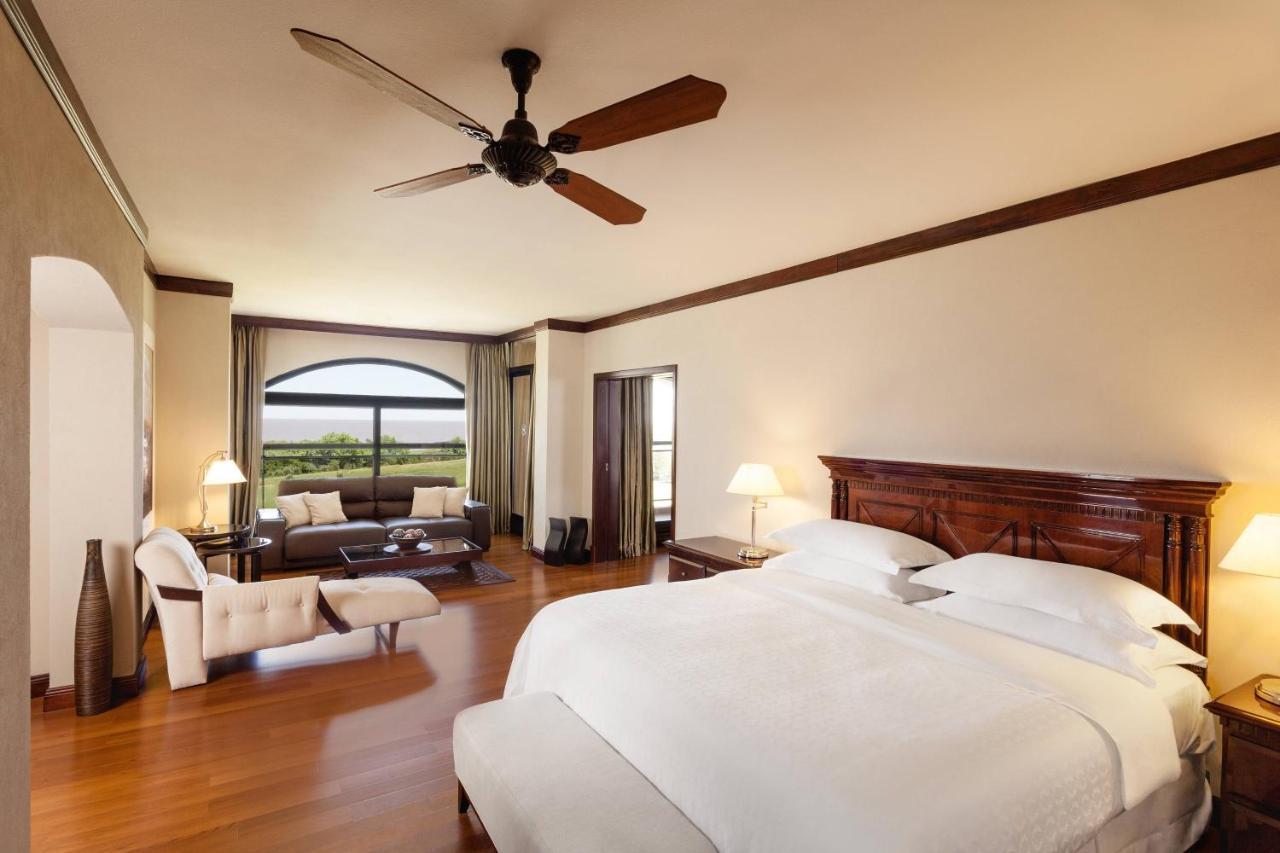 Sheraton Colonia Golf&Spa Resort Colonia del Sacramento Zewnętrze zdjęcie A guest room at the Four Seasons Hotel