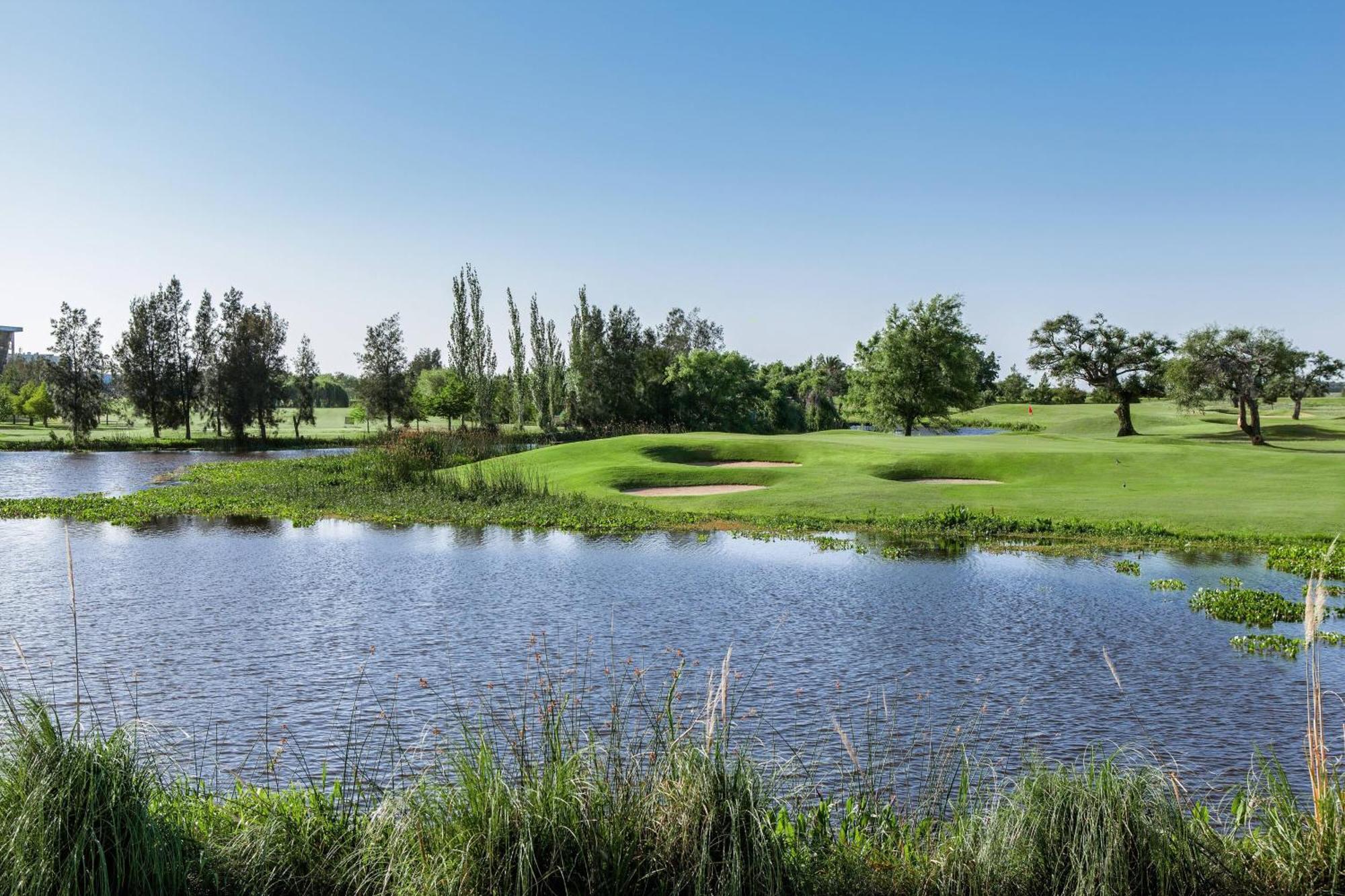 Sheraton Colonia Golf&Spa Resort Colonia del Sacramento Zewnętrze zdjęcie Golf course in the city