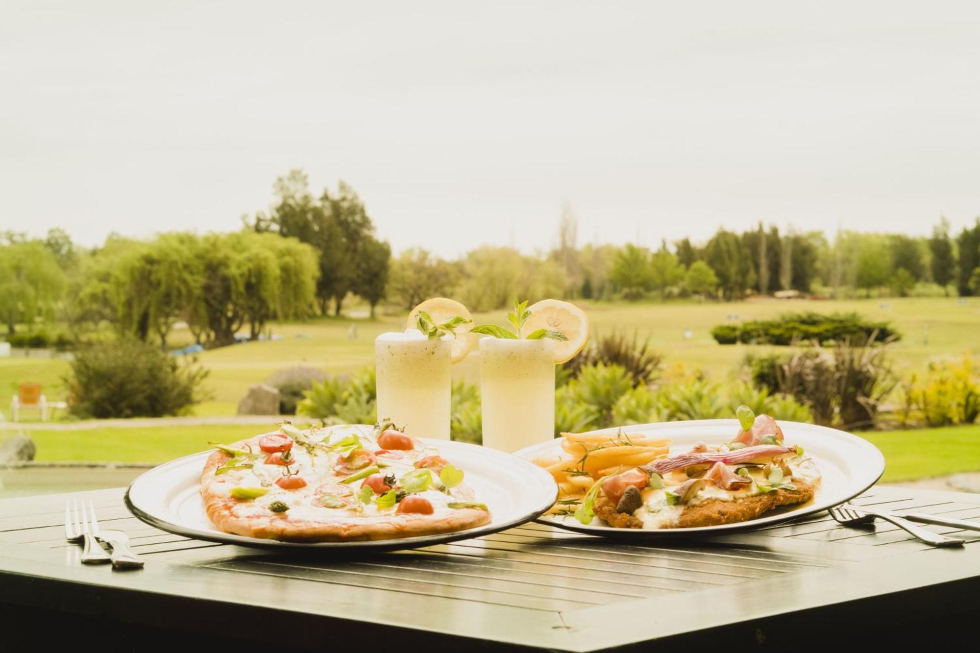 Sheraton Colonia Golf&Spa Resort Colonia del Sacramento Zewnętrze zdjęcie A view of the golf course from the restaurant