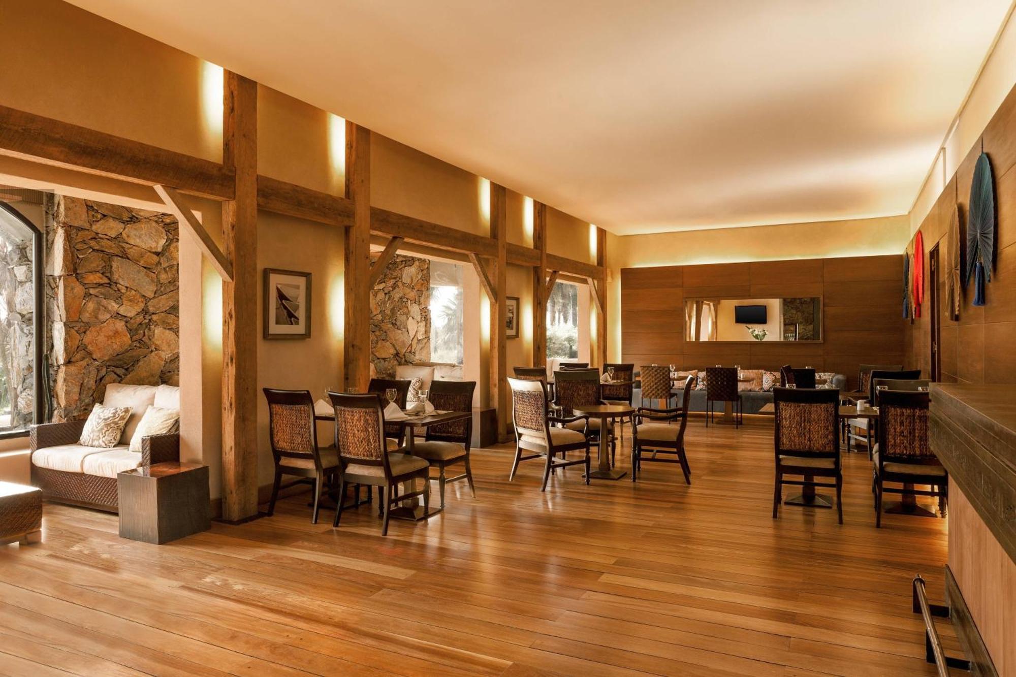 Sheraton Colonia Golf&Spa Resort Colonia del Sacramento Zewnętrze zdjęcie The restaurant at the hotel