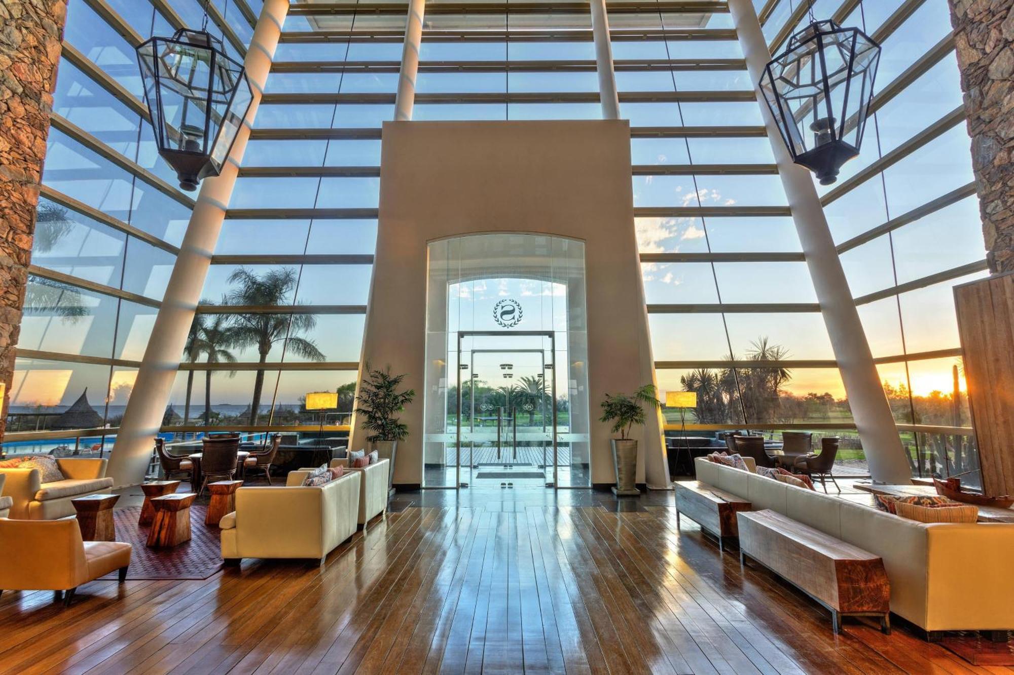 Sheraton Colonia Golf&Spa Resort Colonia del Sacramento Zewnętrze zdjęcie The interior of the airport's VIP lounge