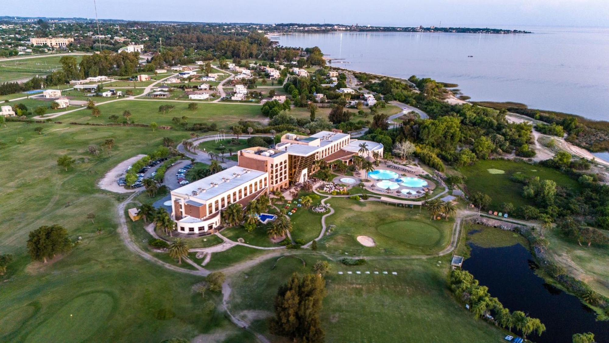 Sheraton Colonia Golf&Spa Resort Colonia del Sacramento Zewnętrze zdjęcie Aerial view of the hotel